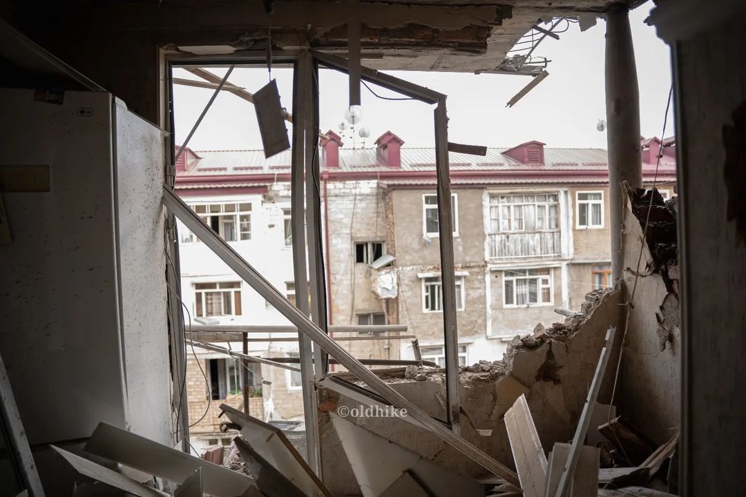 Жилой дом в Степанакерте после обстрелов 19 сентября