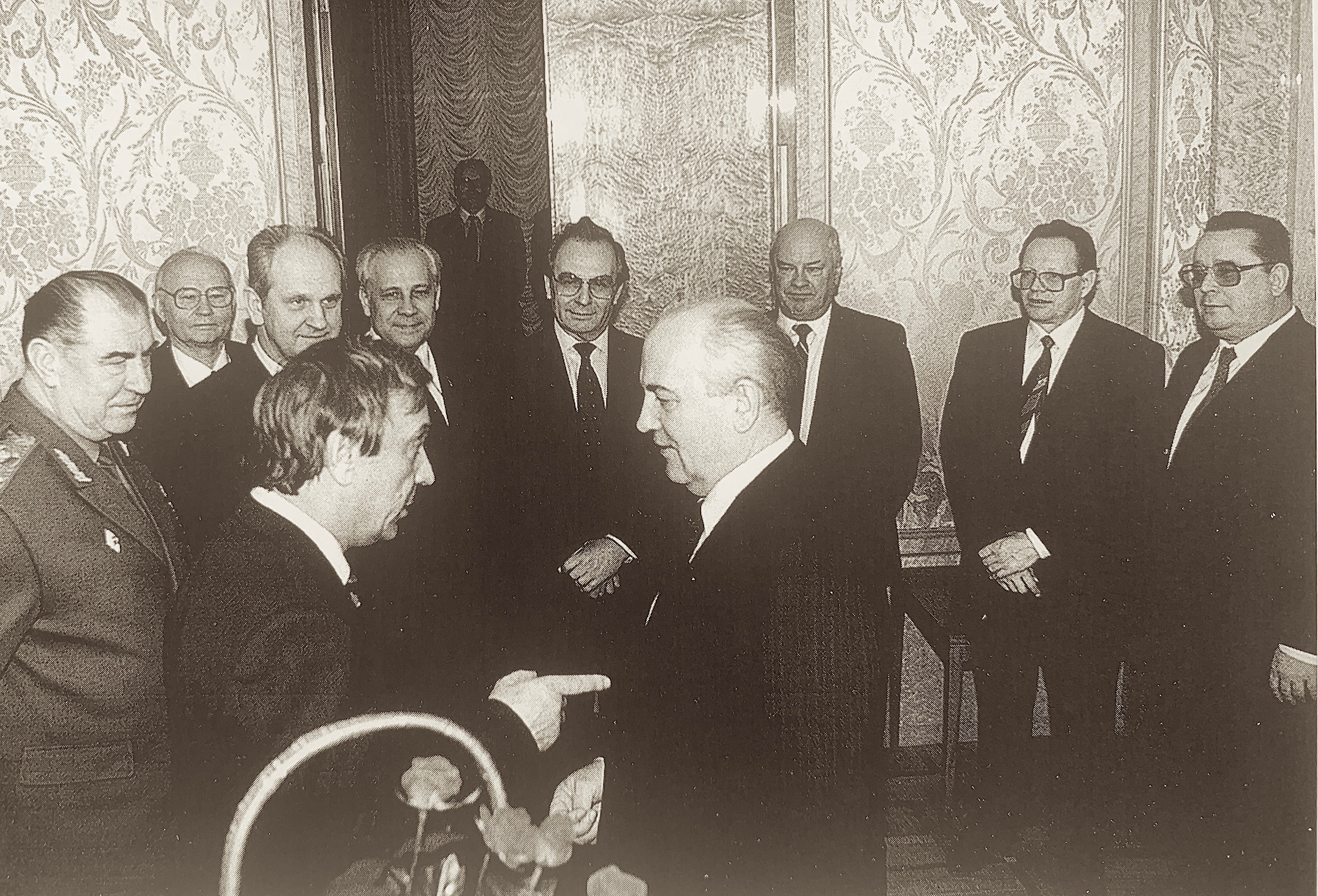 2 марта 1991 г. Будущие участники путча поздравляют Михаила Горбачева с 60-летием. По часовой стрелке, начиная с Геннадия Янаева (напротив Горбачева): Дмитрий Язов, Владимир Крючков, Борис Пуго, Анатолий Лукьянов, Александр Бессмертных, неизвестный, Валерий Болдин, Валентин Павлов