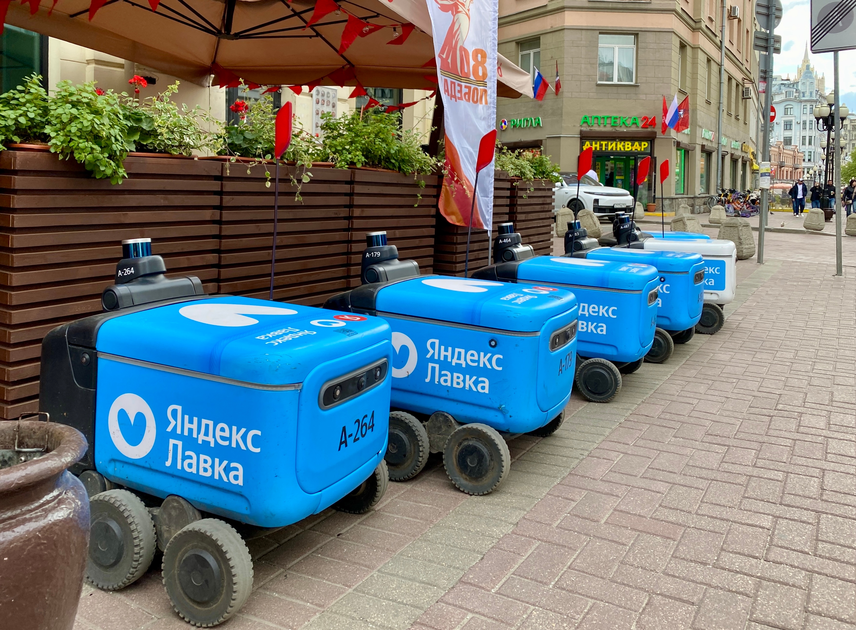 Роботы «Яндекс-лавки» на Арбате