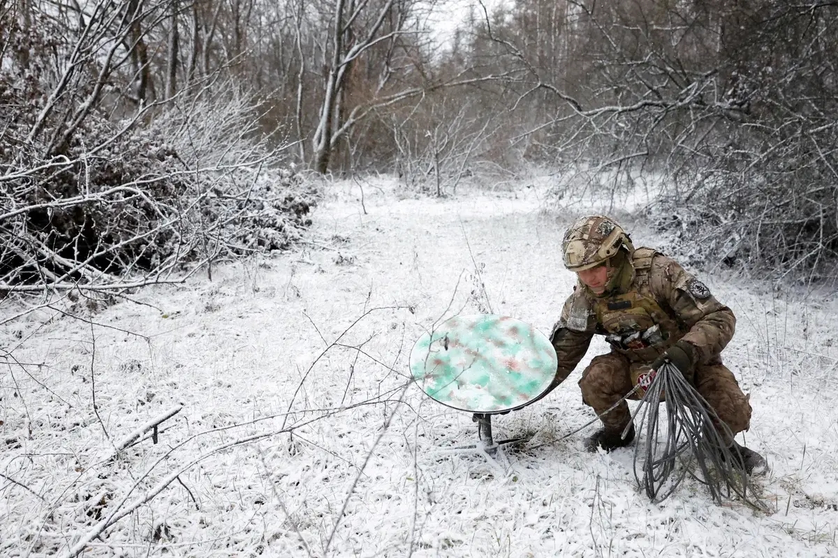 Украинский военный с терминалом Starlink, Луганская область. Фото: Reuters