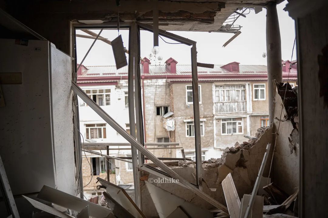 Жилой дом в Степанакерте после обстрелов 19 сентября