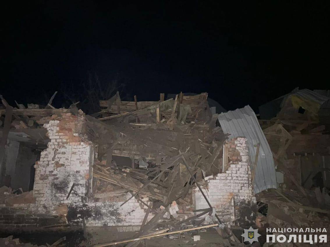 Последствия воздушного удара в Семеновке в Черниговской области
